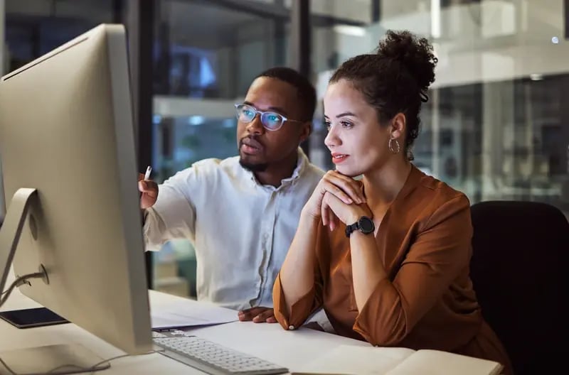 coworkers-collaborating-software